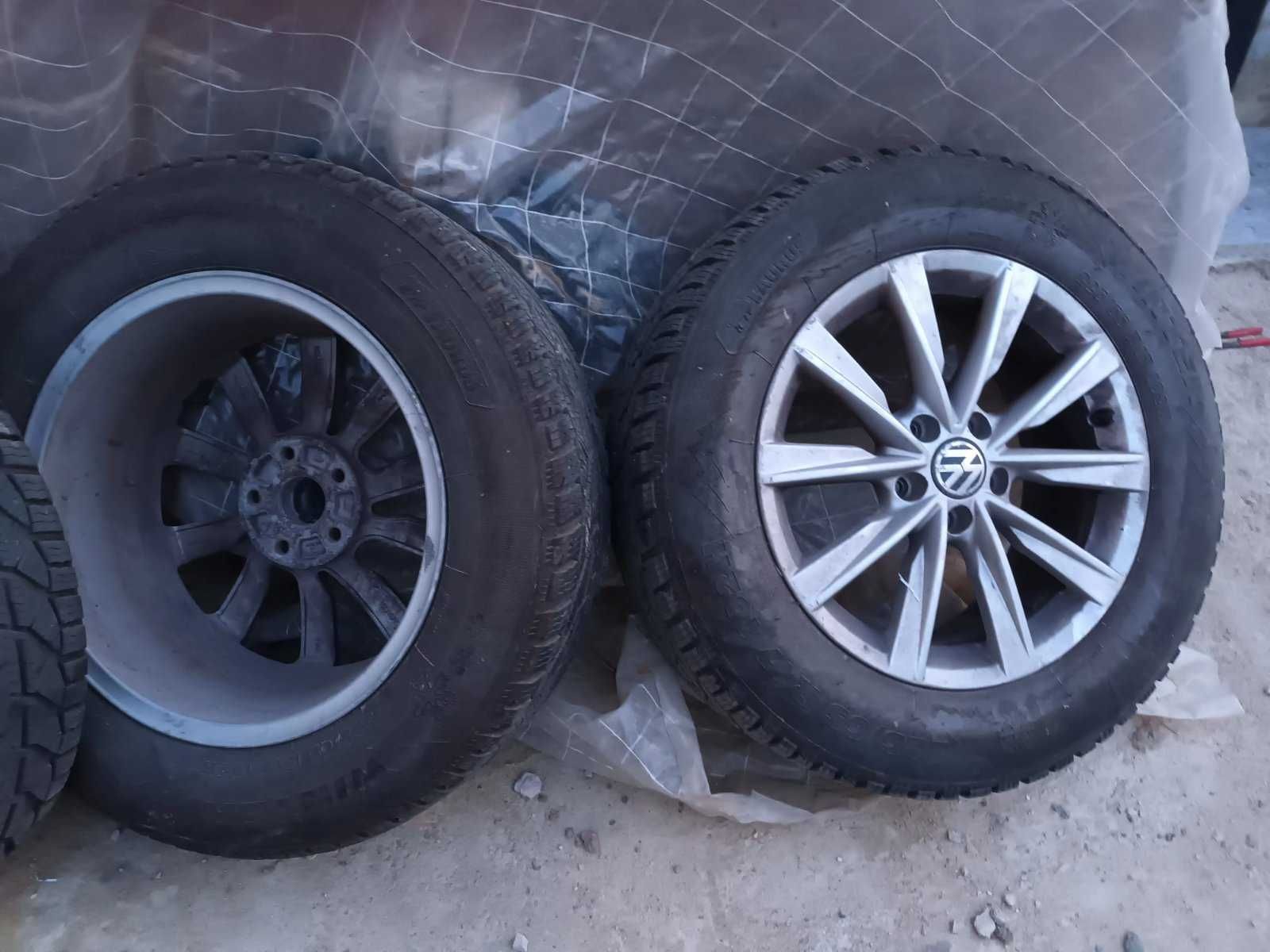 продаваме 17 цола джанти с зимни гуми за VW Tiguan