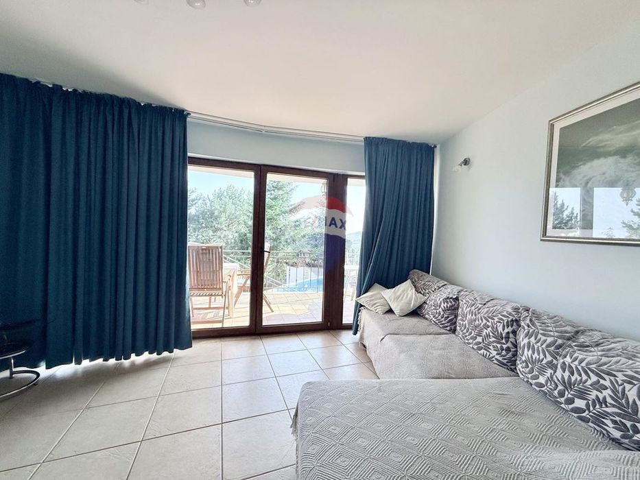 Къща с двор,басейн и морска гледка за продажба, гр. Балчик, Я.И.