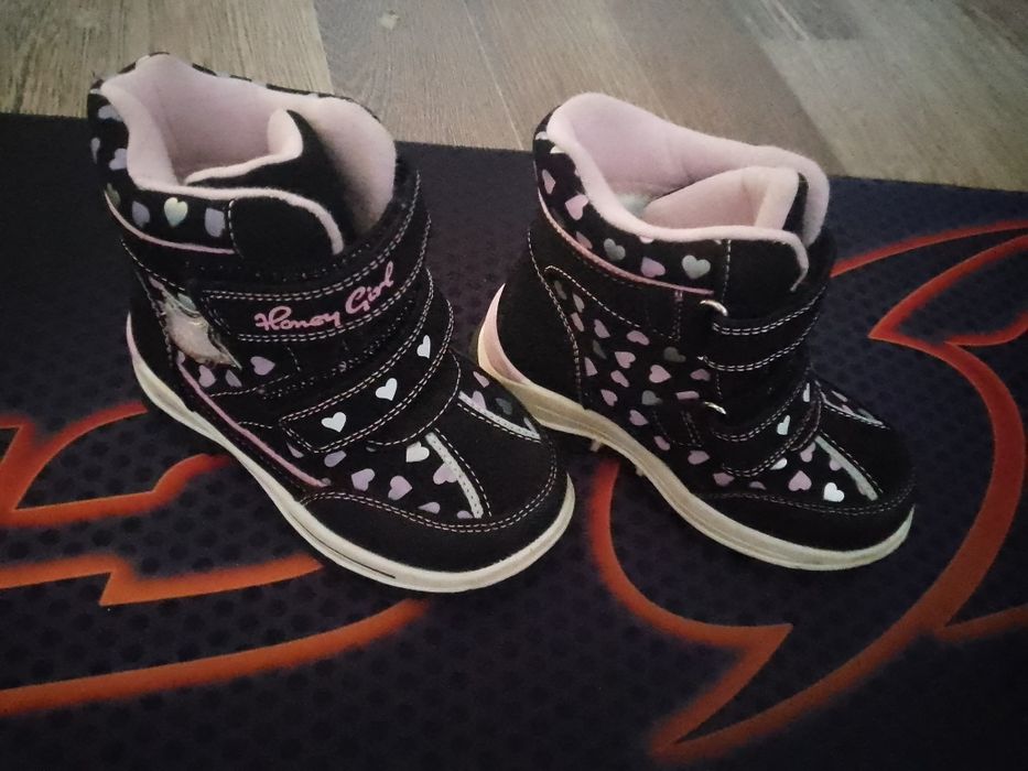 Продается детская обувь зимние сапоги. Состояние отличное.