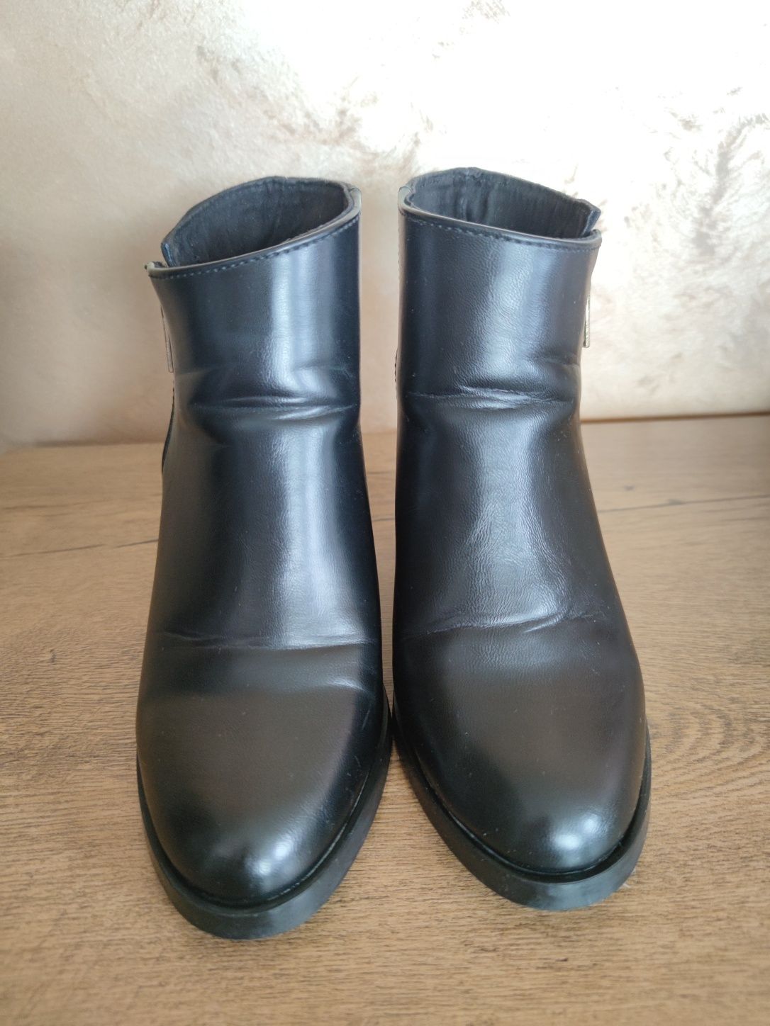 Botine Stradivarius numărul 37, negre