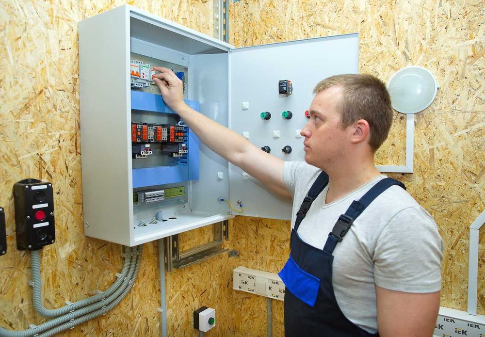Электромонтаж и установка электрощитов — услуги электрика на выезд!