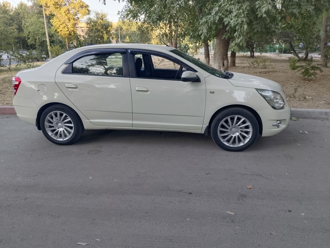 Продаётся автомобил Шевроле Кобальт