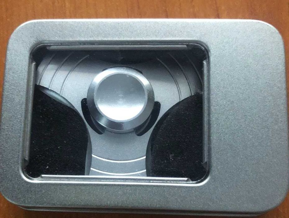 3 Jucarii antistres - 1 Insigna de serif si 2 Fidget Spinner