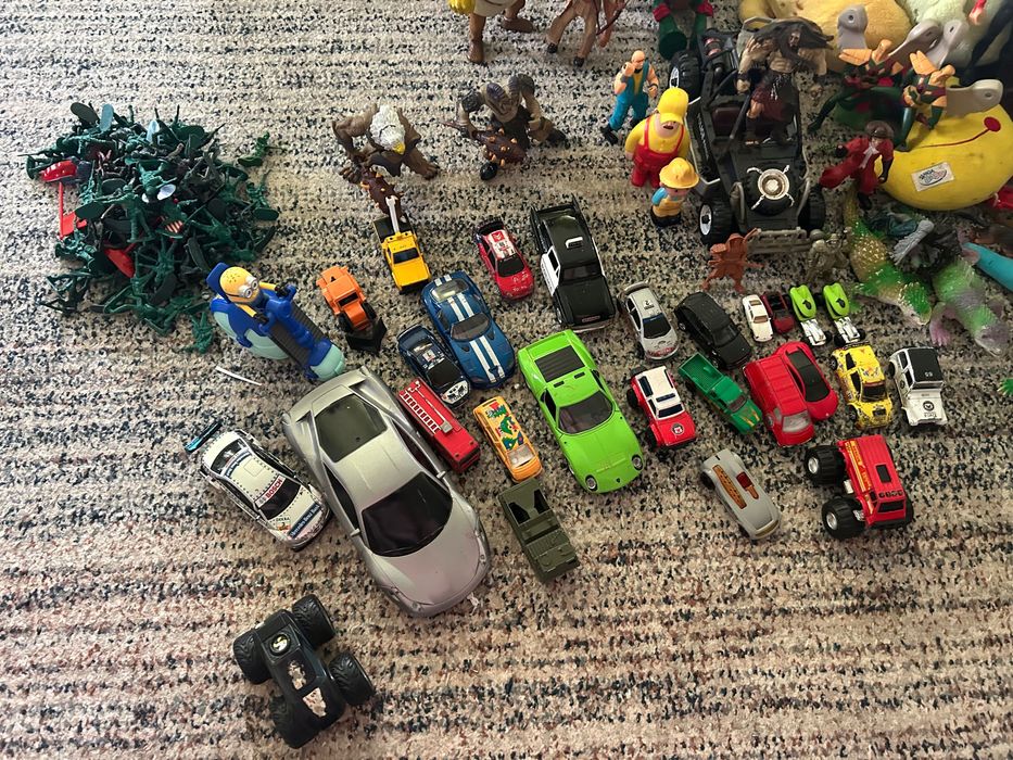 Различни играчки плюшени и не само