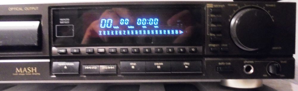 Vand  un CD player Technics SL-P477A