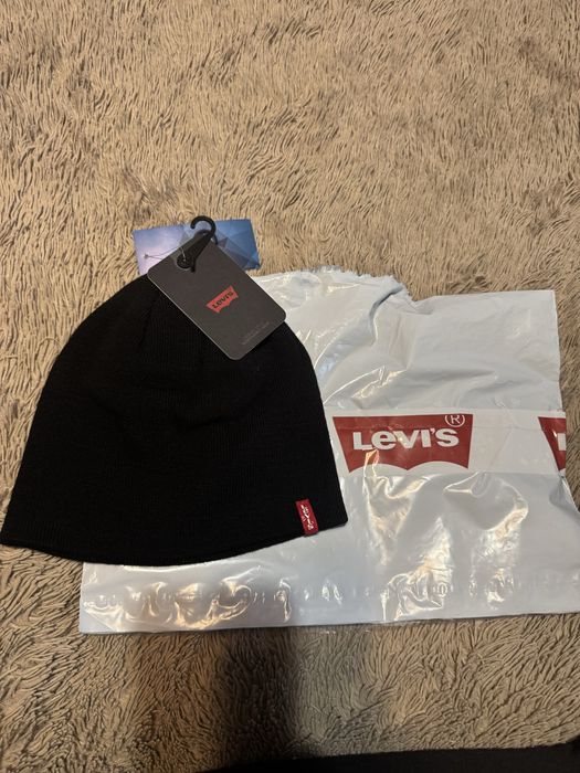 Шапка Levi’s.