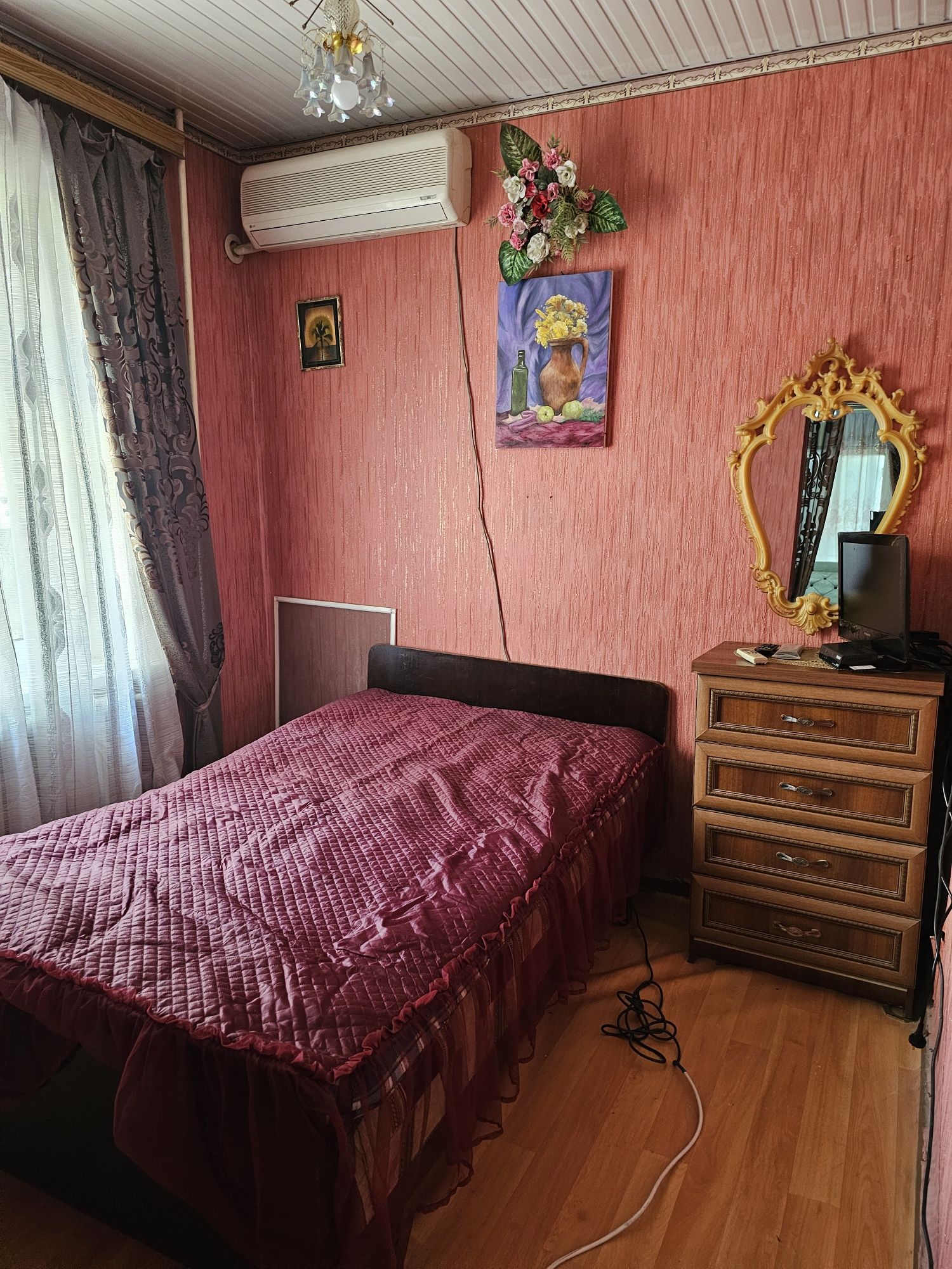 Продам 1комнатную квартиру ,переделанную в 2х комнатную.Юнусабад 18 кв