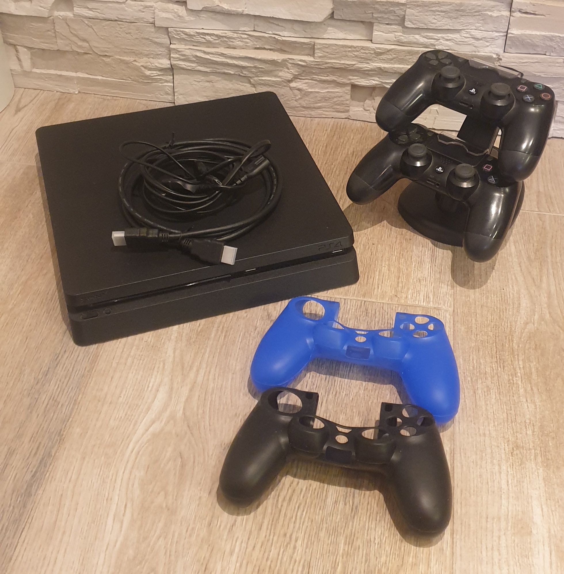 Продавам PlayStation 4 slim  500G