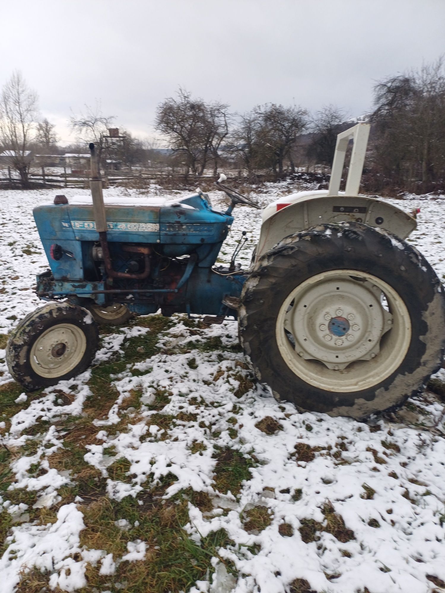 Vând  tractor ford 4000 bloc fisurat