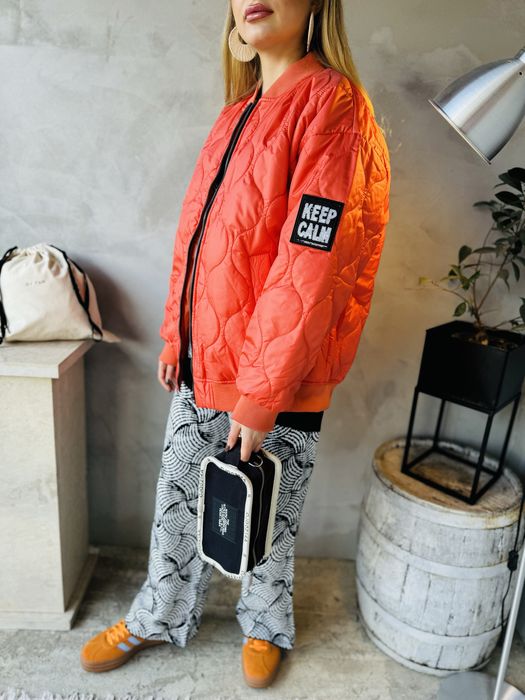 Бомбър яке в бял и оранжев цвят