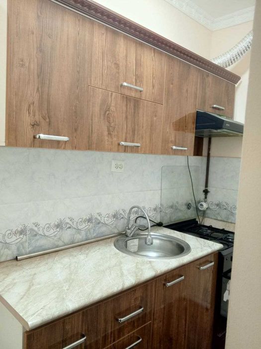 Продаётся 1х передел в 2х комн квартира на 1 этаже Ор-р Шарк базарчик