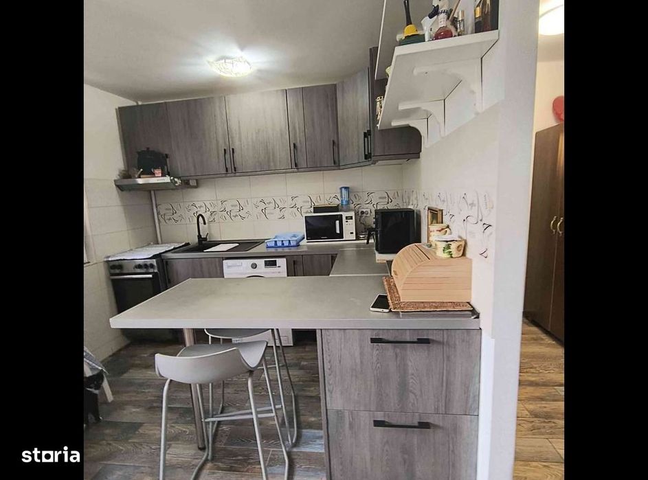 Vând apartament de 4 camere, mobilat, decomandat, 65mp +Balcon