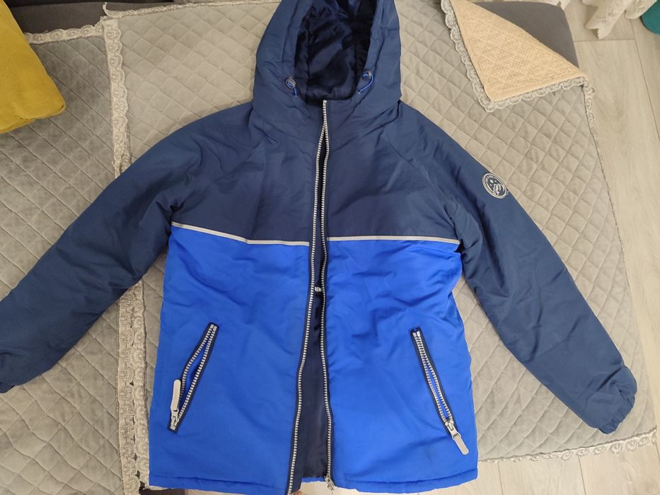 Продам куртку демисезонную до теплой зимы на 9-10 лет(146см)