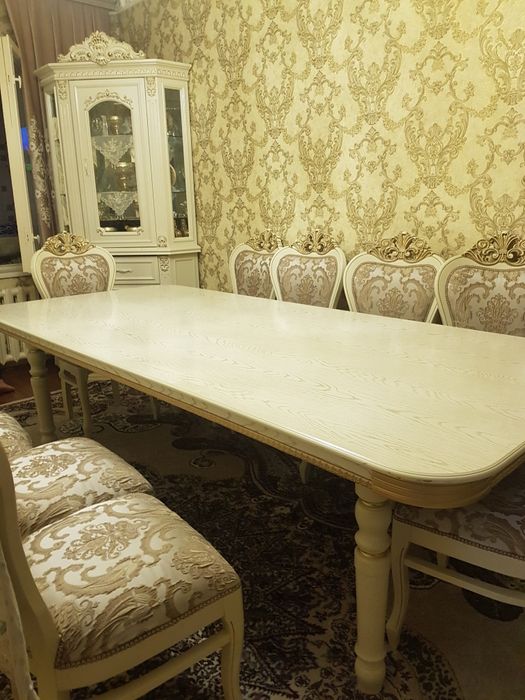 Стол стулья в зал