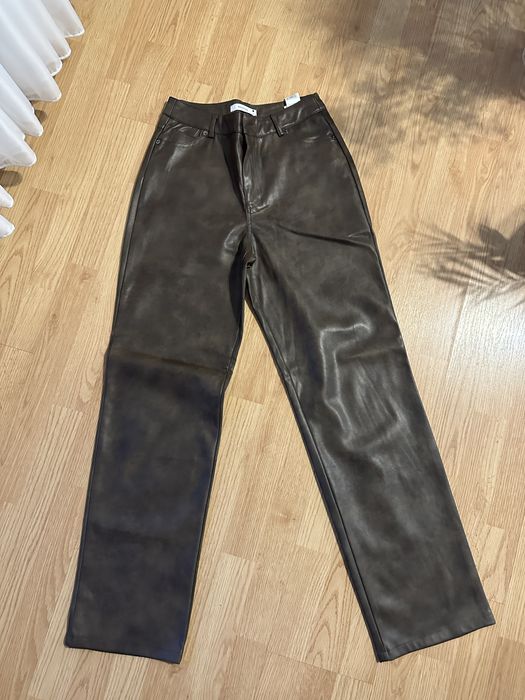 pantaloni maro de piele