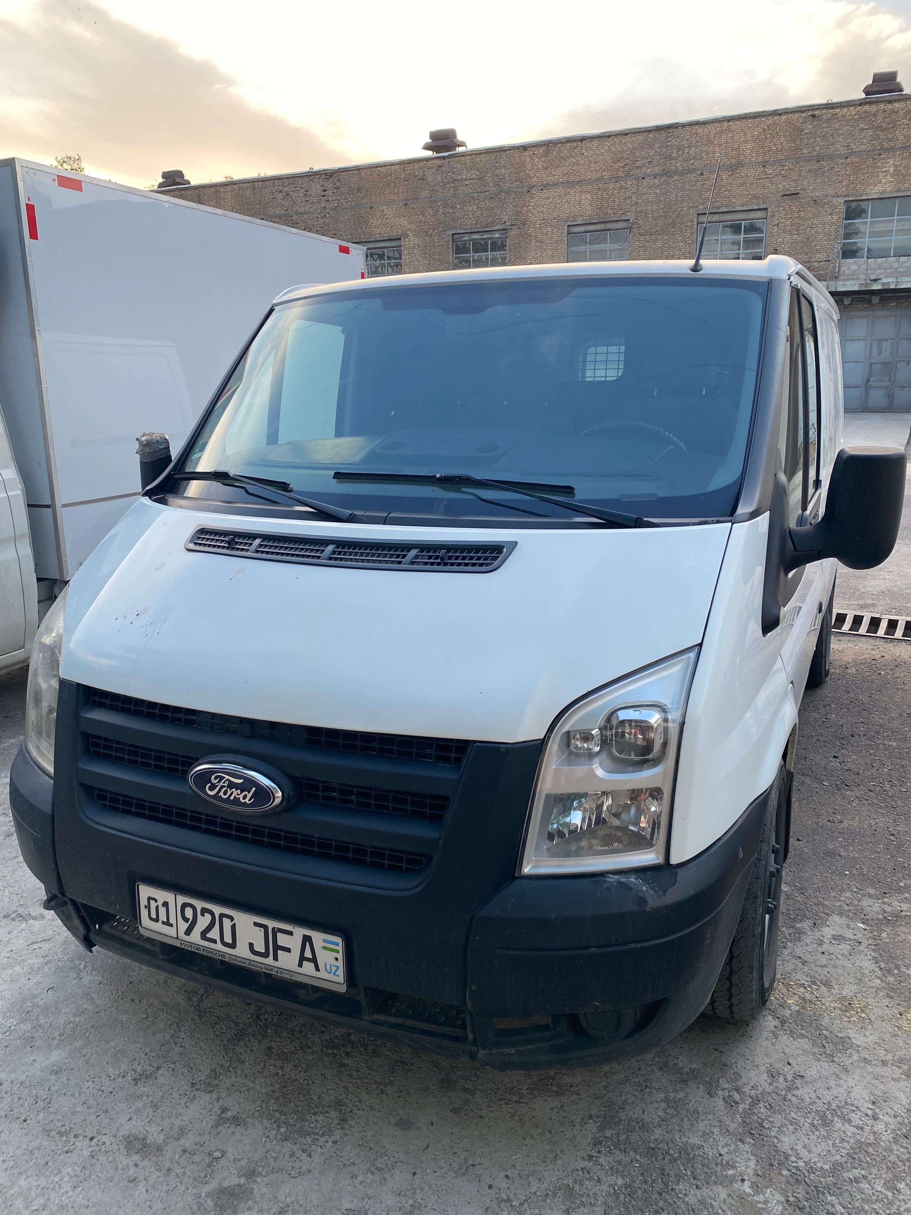 Продается Ford Transit, 2012 года, пробег 186.000, состояние отличное.