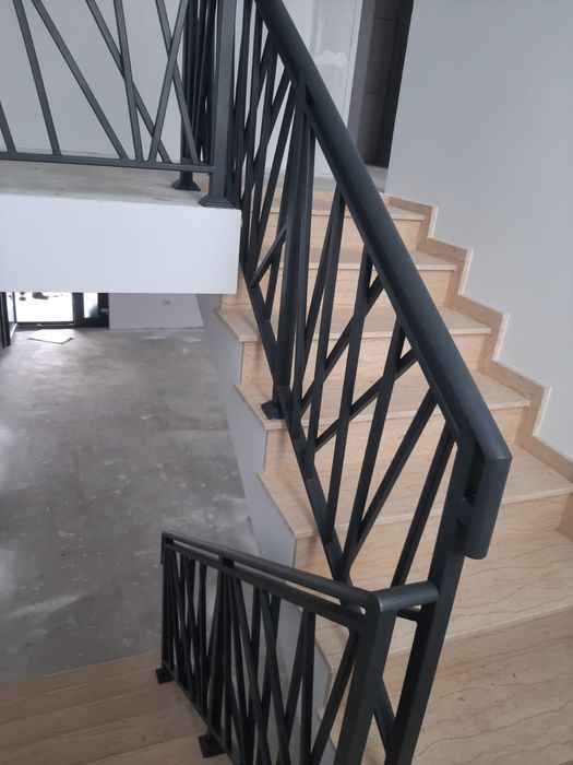 Confectionam scari metalice si balustrade