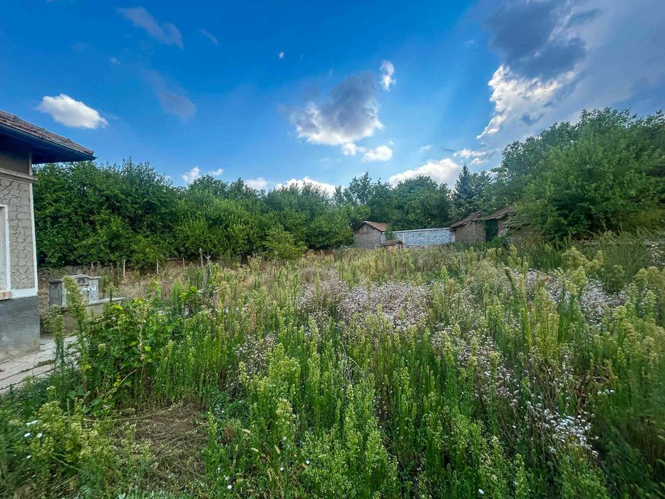 Продавам КЪЩА с огромен двор