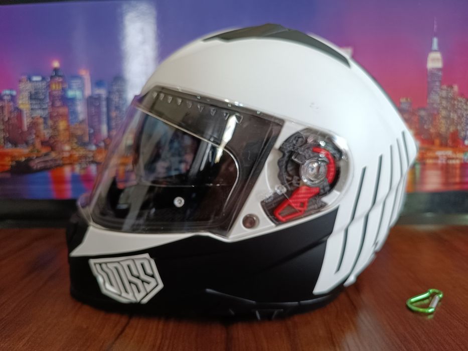 Мото шлем от итальянского бренда UOSS