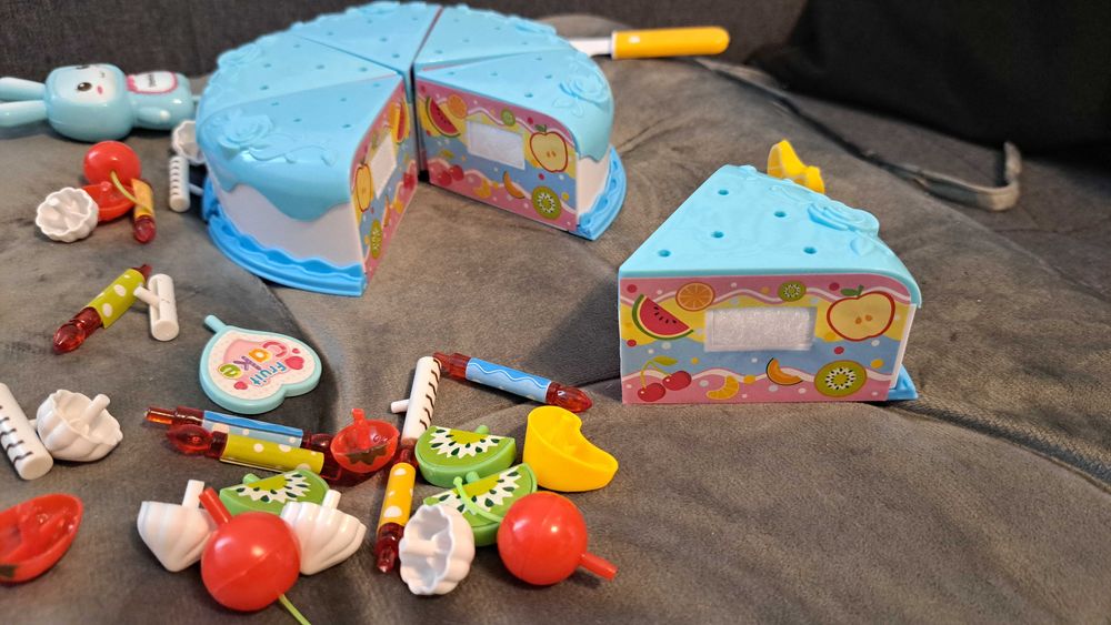 Tort roz cu accesorii rulada biscuiți farfurii