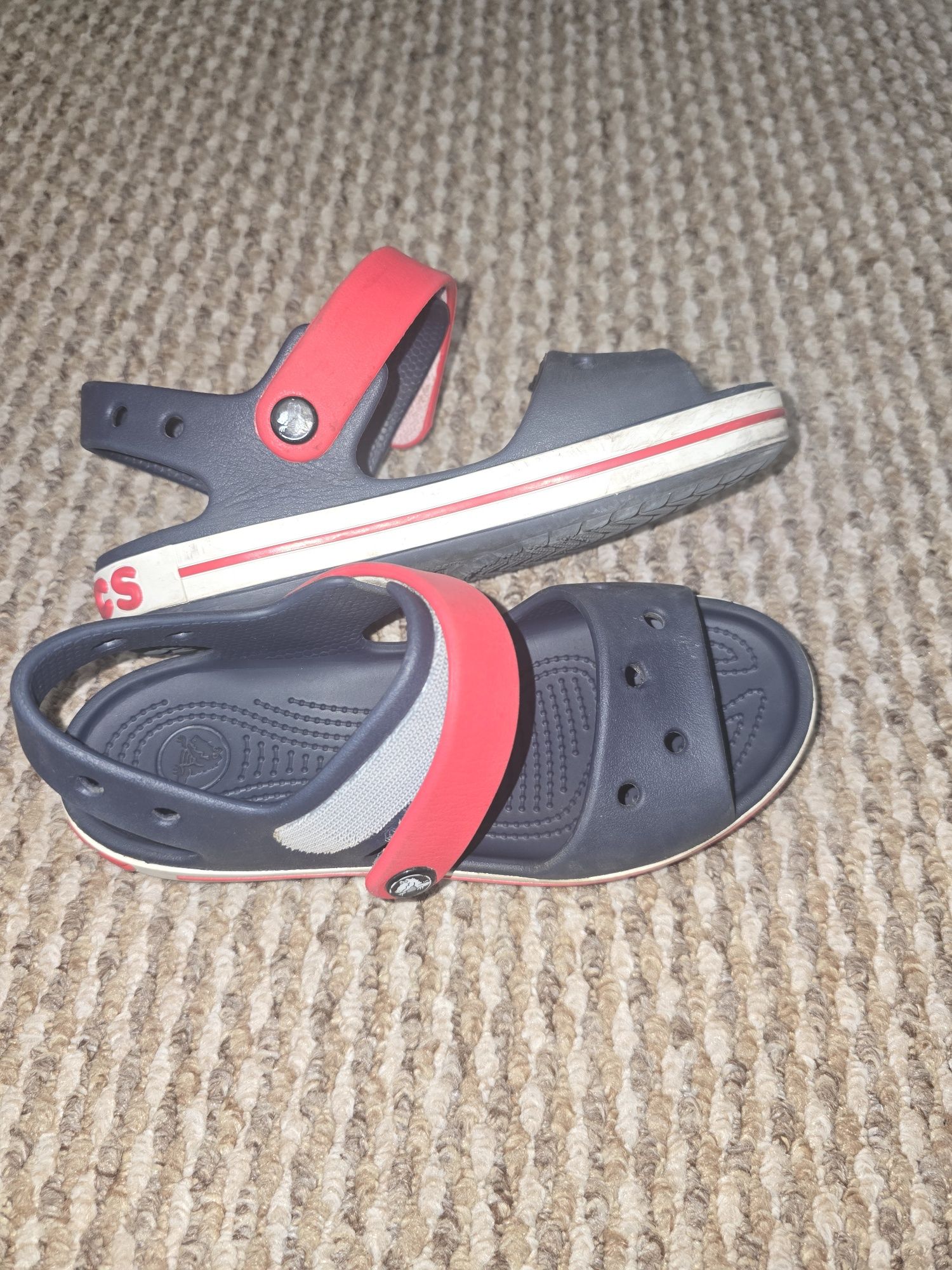 Sandale de fetite Crocs.
