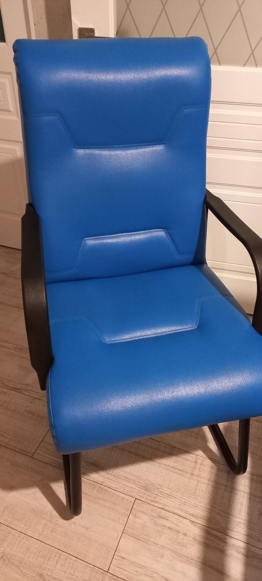 Продам кресло срочно.