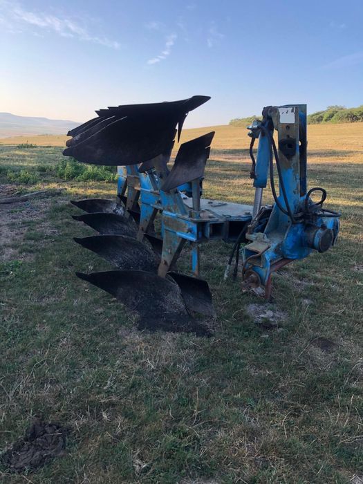 Plug reversibil cu 4 și 5 brazde