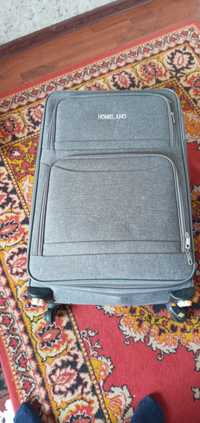 Роликовый чемодан