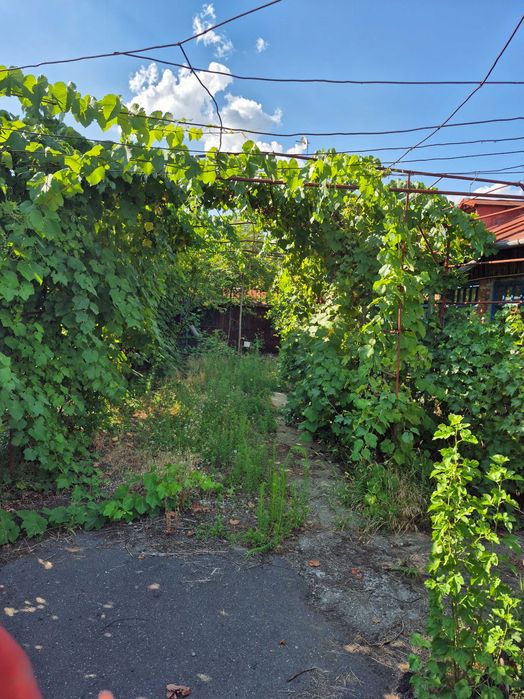 OCAZIE ! in centru langa primarie vand casa si teren 680 mp