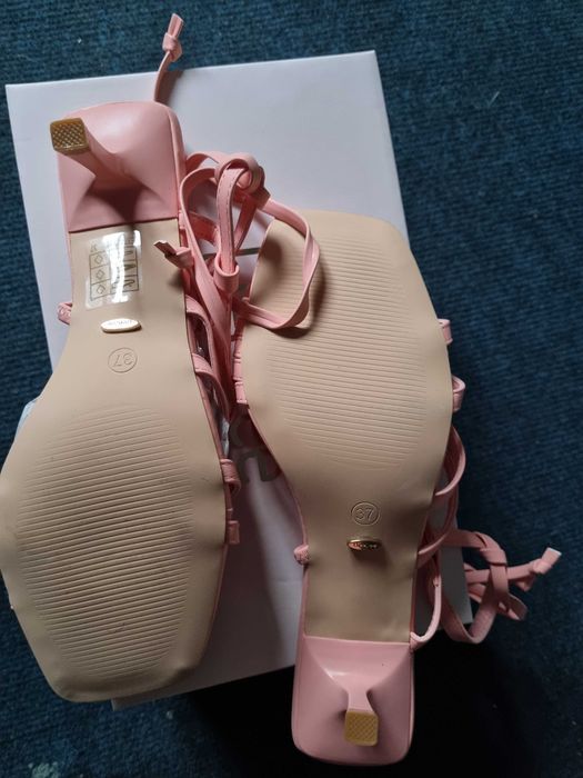 Sandale roz cu toc mic