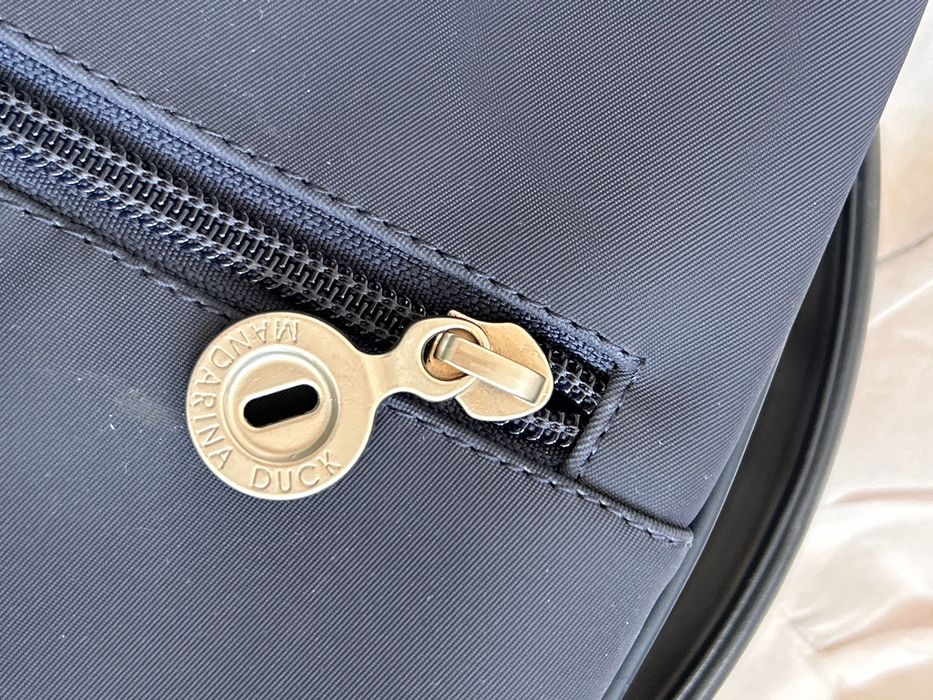 Mandarina duck страхотна чанта в тъмно синьо