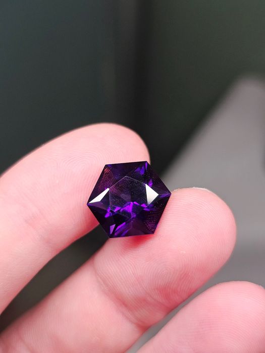 Полихромный Аметист 8.18кт. высшего качества