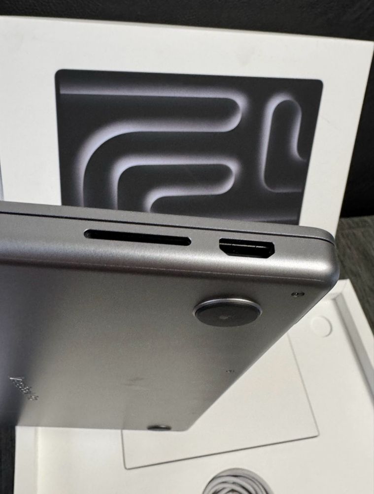 КАТО НОВ  14' 512GB MacBook Pro M3 8GB iStyle Гаранция 2026 г.