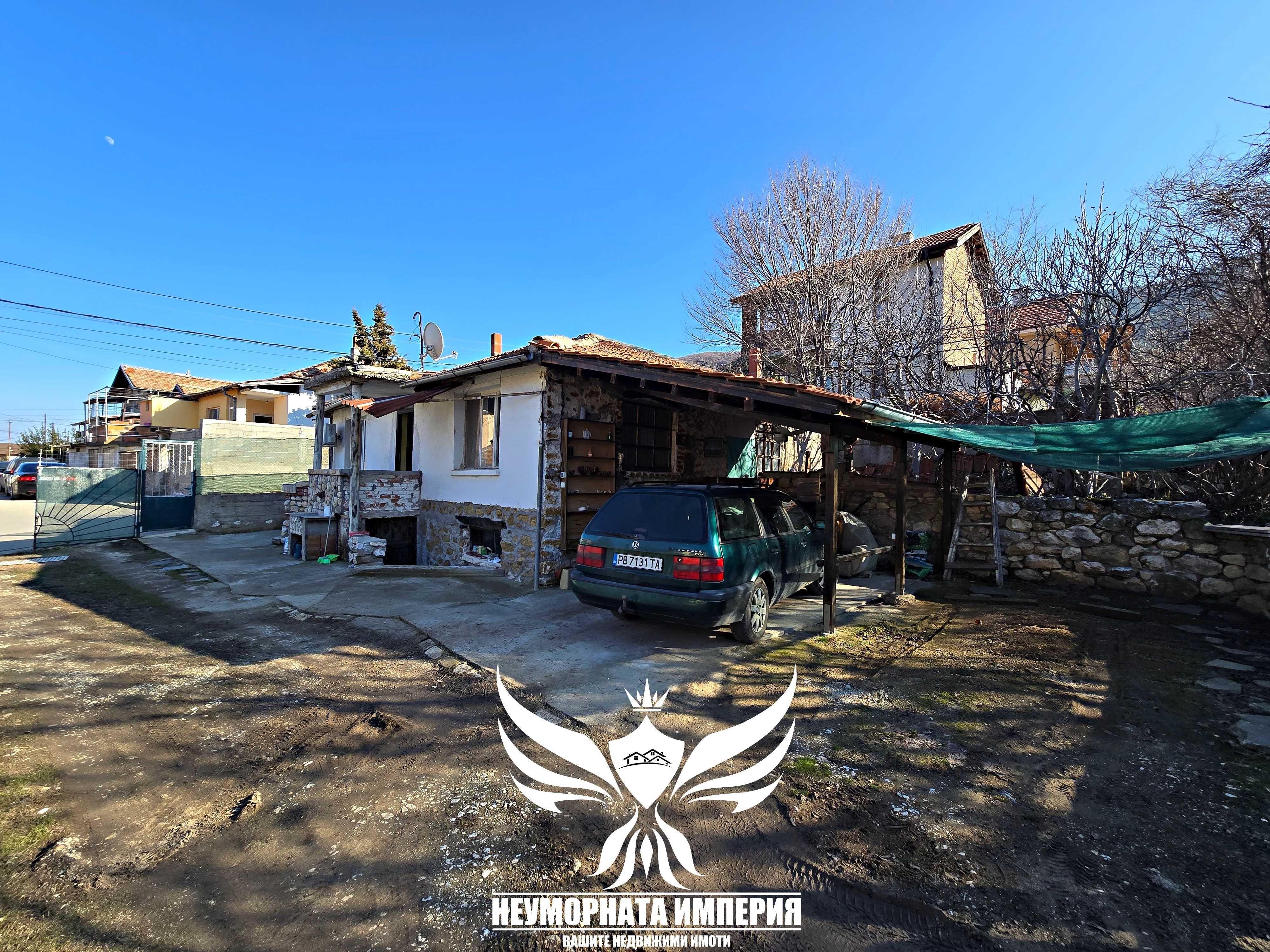 Продавам малка къща с 122РЗП и 800кв. двор в гр.Куклен