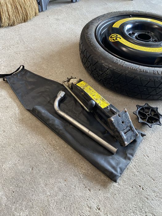 Резервна гума с крик и ключ