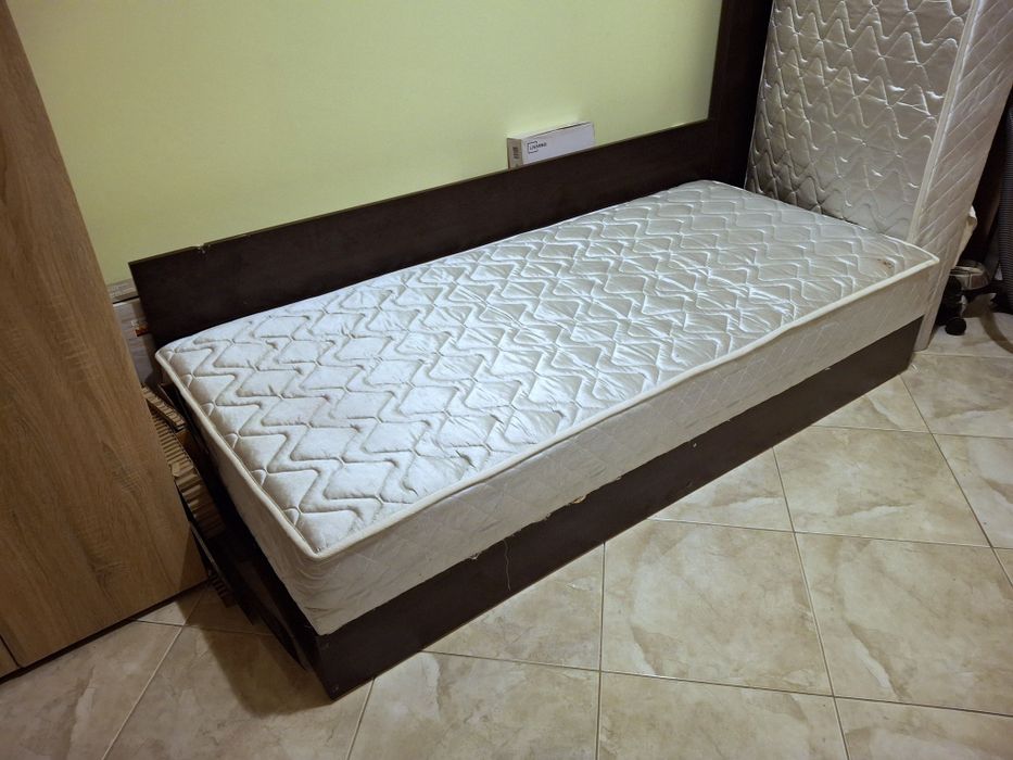 Легло с поядигащ механизъм + подарък матрак