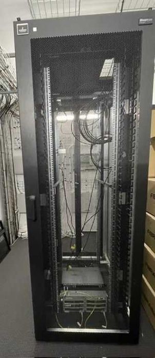 Server rack tip dulap Schneider Electric / APC NetShelter