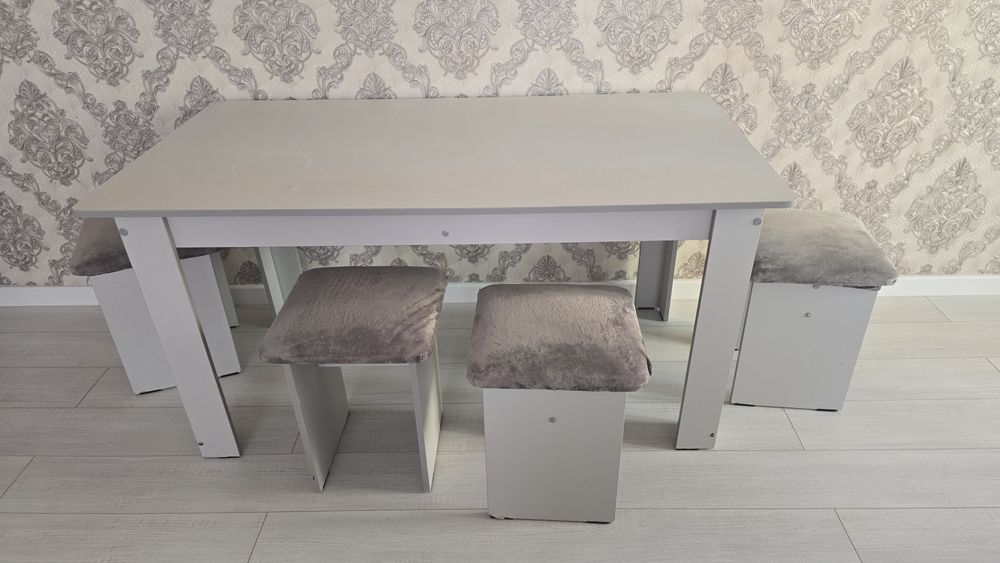 Стол с табуретками