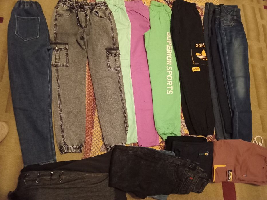Продам на 4-14 лет котоновые джинсы,брючки,лосины,шорты, капри и др.
