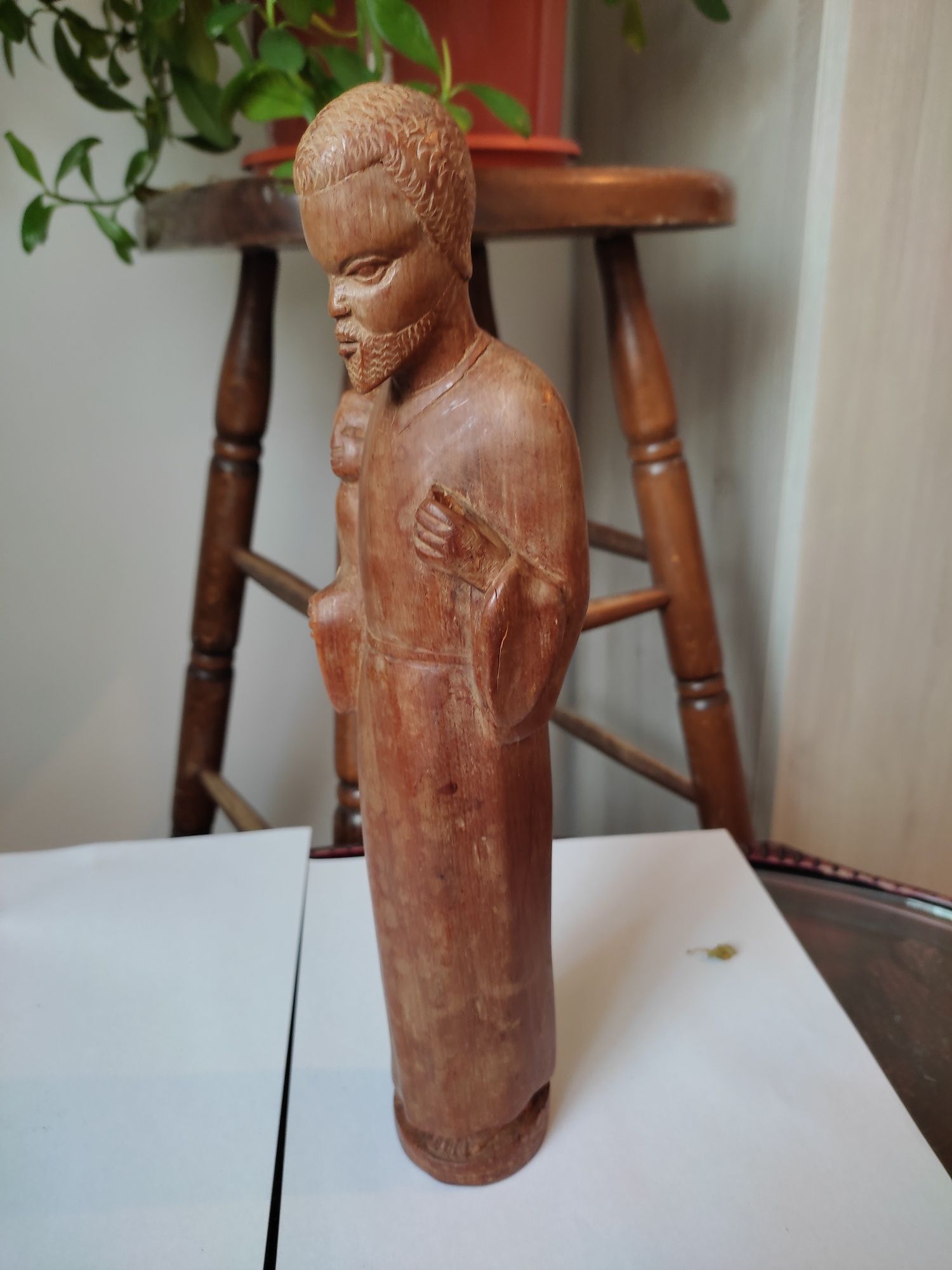 Statueta lemn bărbat cu pruncul