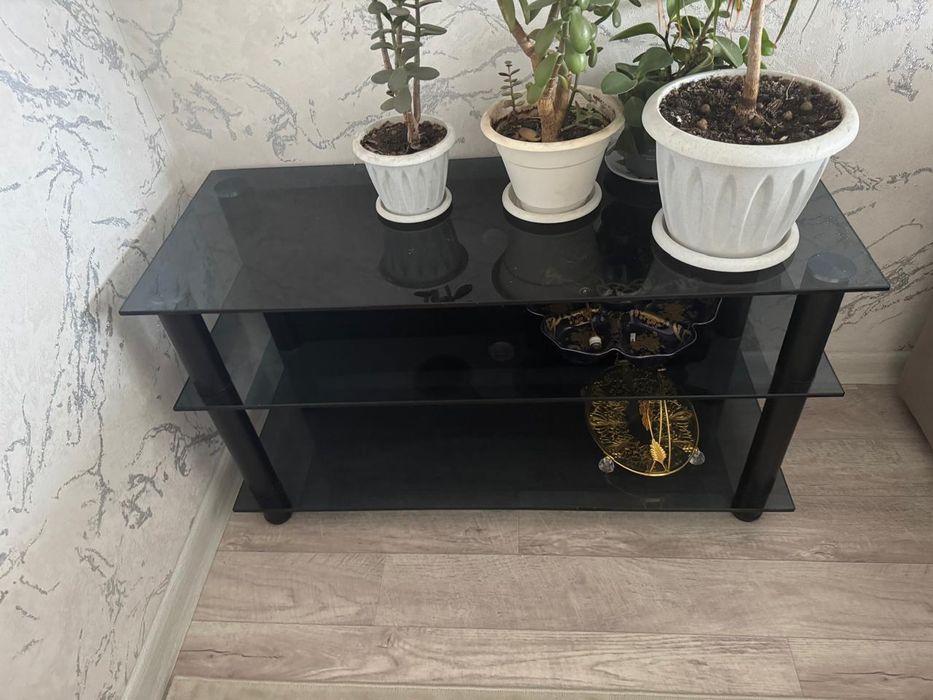 Продам стеклянную подставку , тумба  черный цвет,, утолщенная стекло