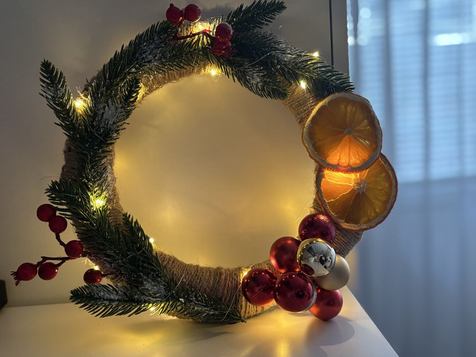 Коледен венец със светлини