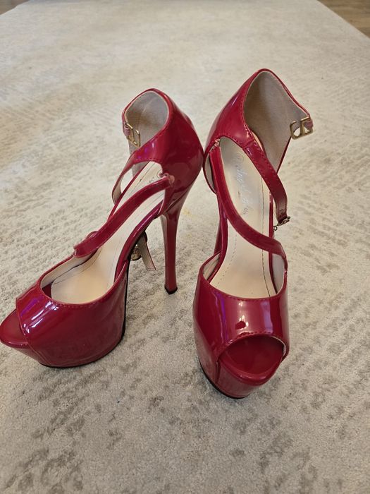 Sandale cu toc, lăcuite.