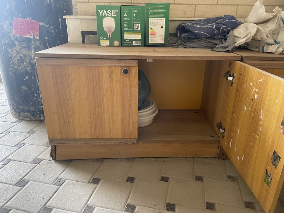 тумбочка (шкаф) сотилади