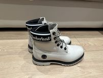 Продавам бели дамски боти TIMBERLAND ! N37