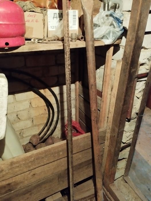 Продам два лома,некревые один шестигранный 180см,другой груглый 150см.