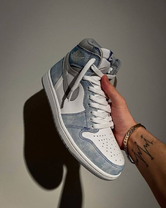 Jordan
Air Jordan 1 Retro High OG "Hyper Royal" sneakers
Air Jor