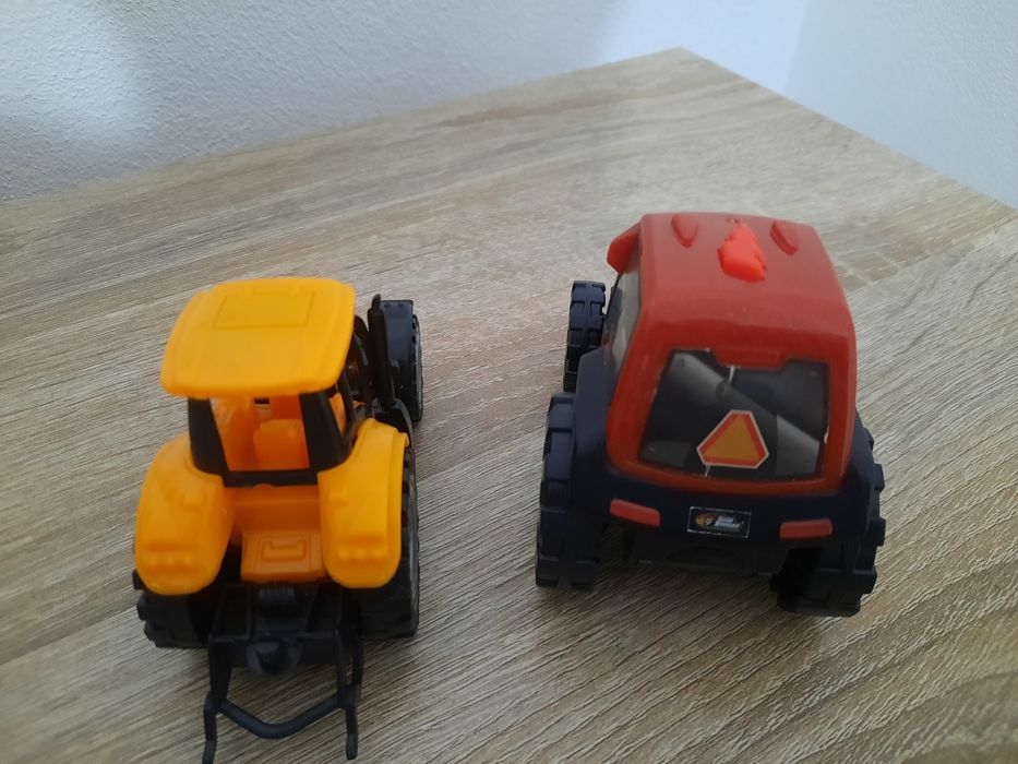 2 Tractoare de jucarie