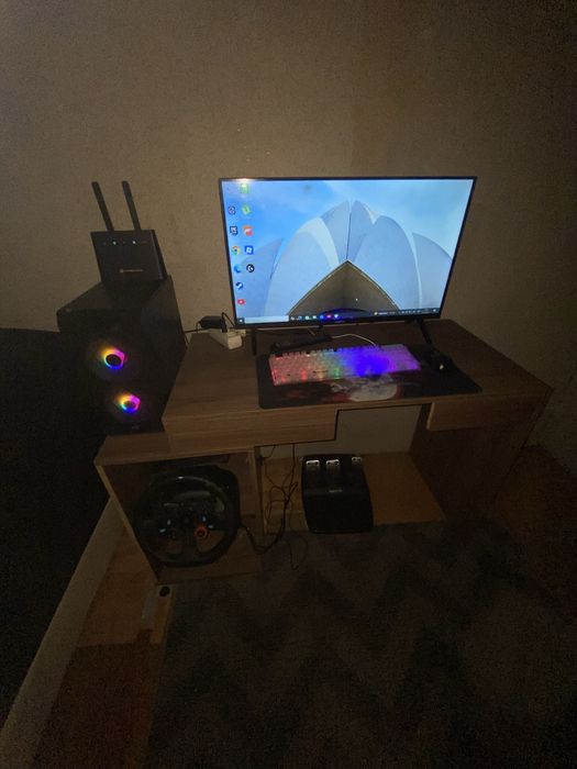 Продавам компютар и волан с педали logitech g29