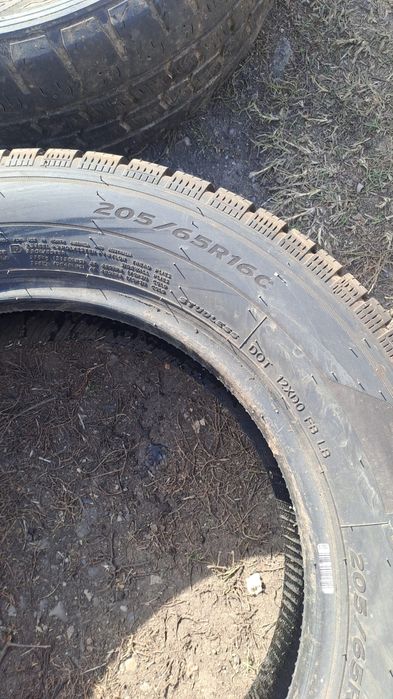 Vând 4 jante pe 16 de mercedes și 2 anvelope